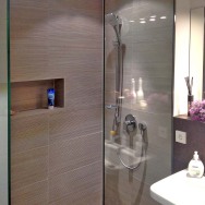 Badezimmer mit Dusche